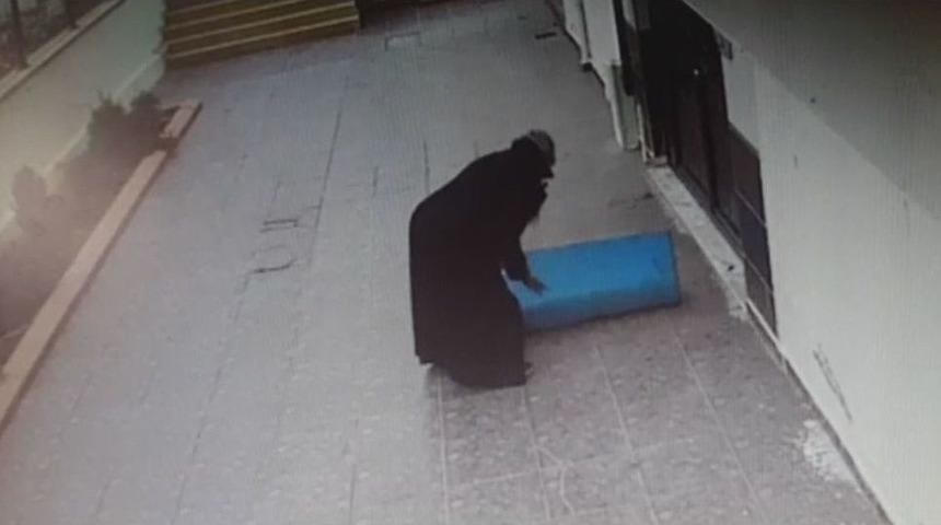 Paspası &Ccedil;alan Şahıs Kameralara Yakalandı