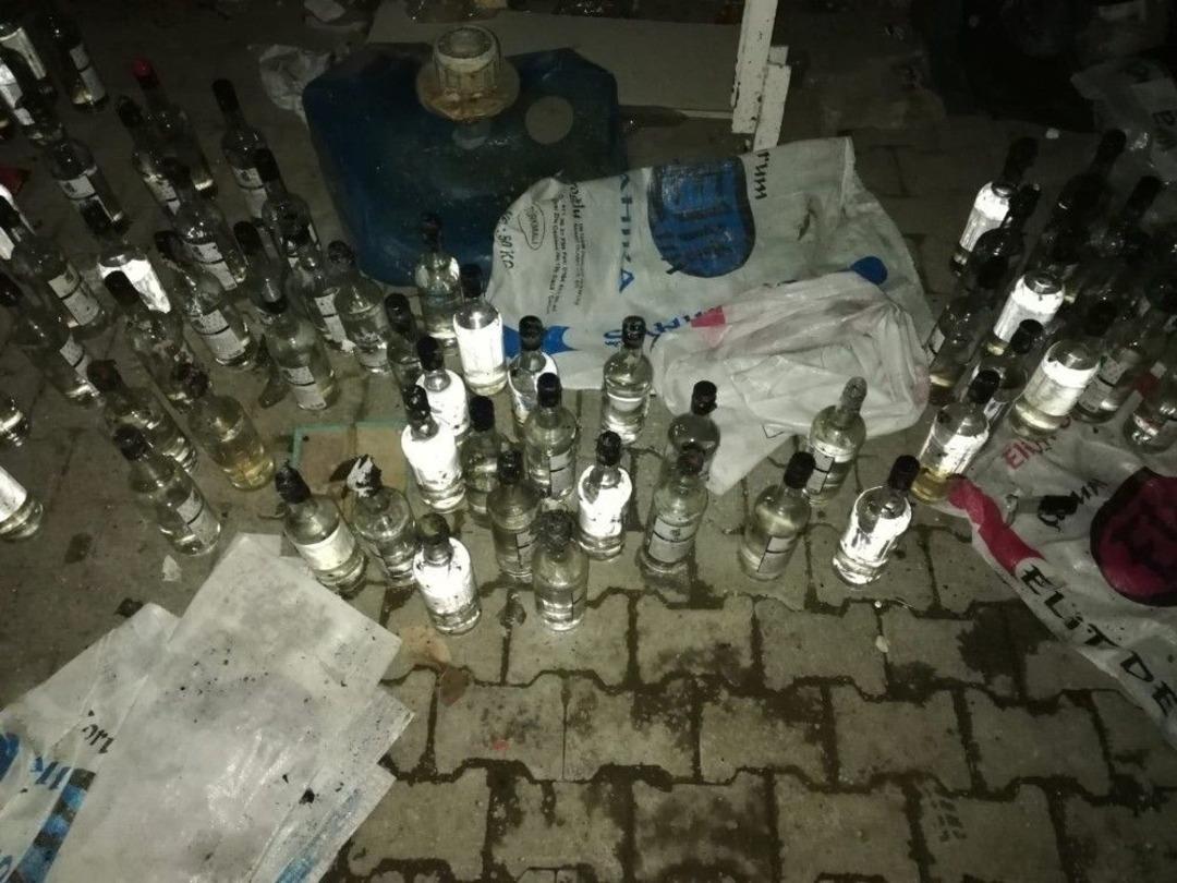 Alev Topuna D&ouml;nen Tekel Bayisinde Yaklaşık 100 Şişe Etil Alkol Ele Ge&ccedil;irildi