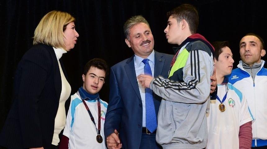 Belediye Başkanı &Ccedil;akır Başarılı Sporcuları &Ouml;d&uuml;llendirdi