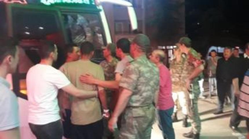 Amasya 15&rsquo;inci Piyade Tugayında 81 Asker Sinek İlacından Etkilenerek Otob&uuml;slerle Devlet Hastanesine Kaldırıldı. Amasya Valisi Dr. Osman Varol Hastaneye Gelerek Olayla İlgili Bilgi Aldı.