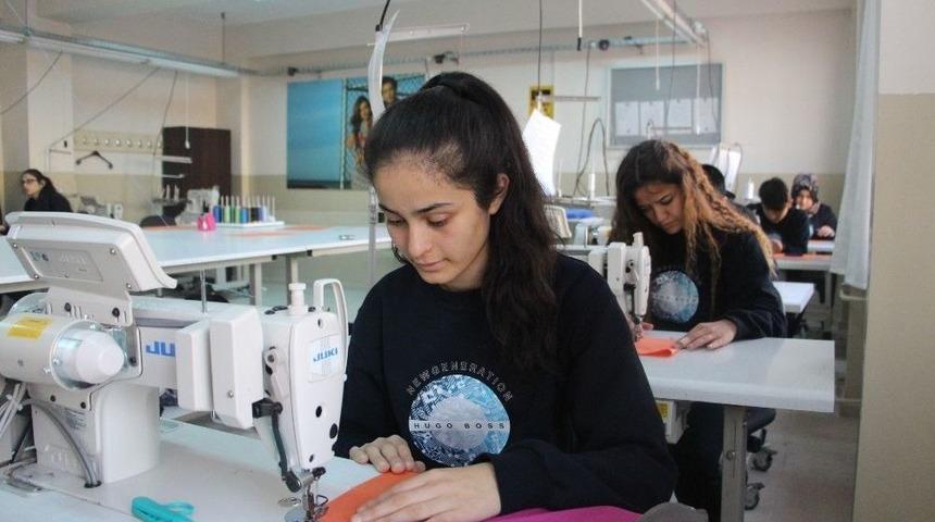 İzmir’de Mesleki Eğitime Hugo Boss Desteği