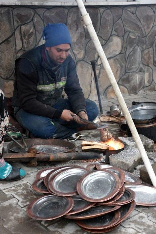 Şehir Şehir Dolaşarak Ekmeklerini Kazanıyorlar