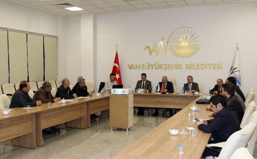 Vali Zorluoğlu&rsquo;nun Kent Meydanı G&ouml;r&uuml;şmeleri S&uuml;r&uuml;yor