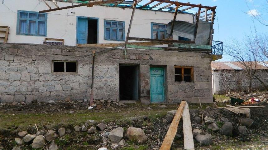 Rüzgar Posof’ta Çatıları Uçurdu