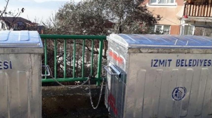 İzmit’te Çöp Konteynerleri Zincirle Sabitlendi