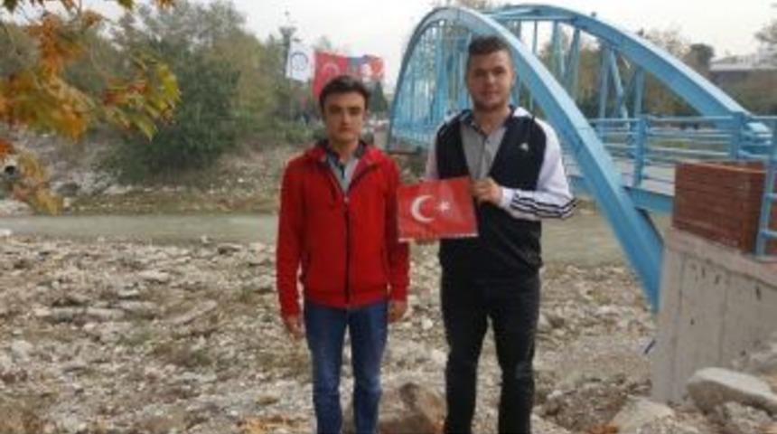 Akarsuya Düşen Türk Bayrağını Çıkaran Lisesi Gençler Konuştu