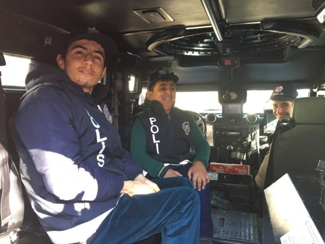 &Ouml;zel &Ccedil;ocuklar Polis Olup Telsizle Anons Yaptılar