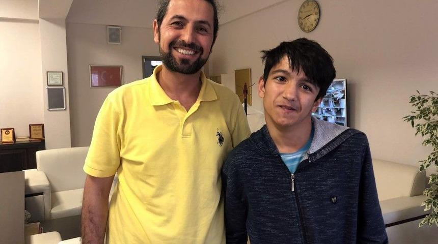 (&ouml;zel) Skolyoz Hastası &Ccedil;ocuğun Eğitim Aşkı Engel Tanımadı