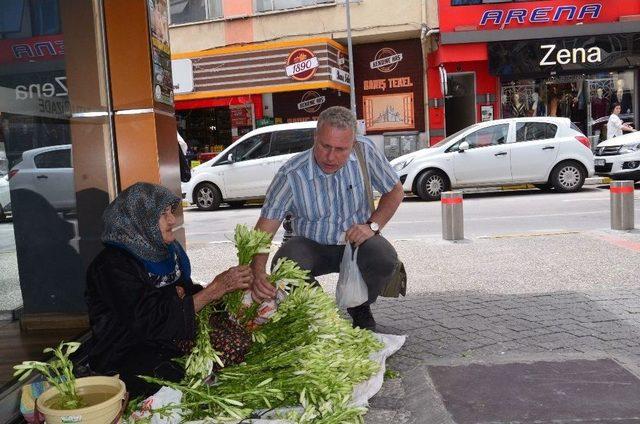 Zambak Satarak Kazandığı Parayla Hayır İşi Yapıyor