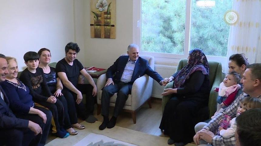Başbakan Yıldırım, Tire&rsquo;de İki Aileyi Ziyaret Etti