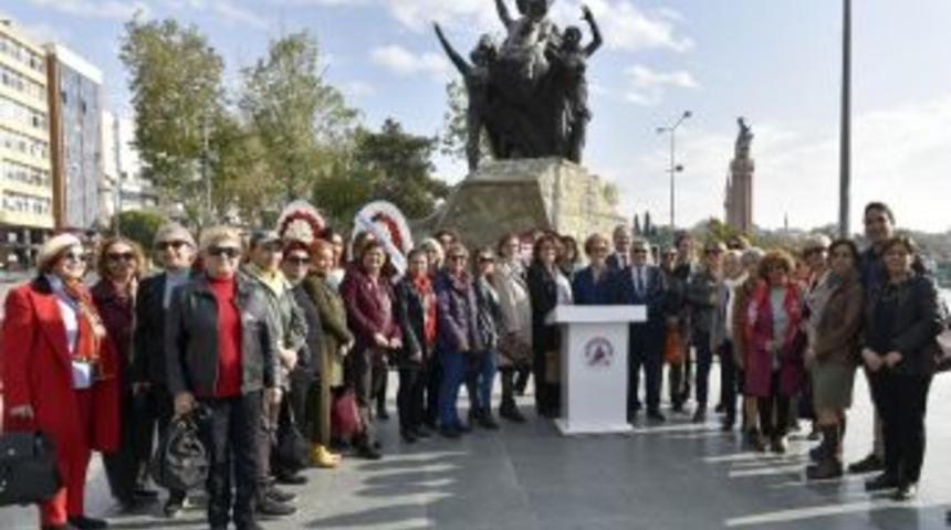 Muratpaşa Belediyesi Kadınlarla Atat&uuml;rk Anıtı&rsquo;na &Ccedil;elenk Sundu
