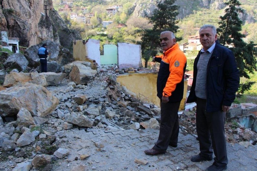 Afad M&uuml;d&uuml;r&uuml; Mahalleliyi Dev Kaya Par&ccedil;alarından Kurtardı