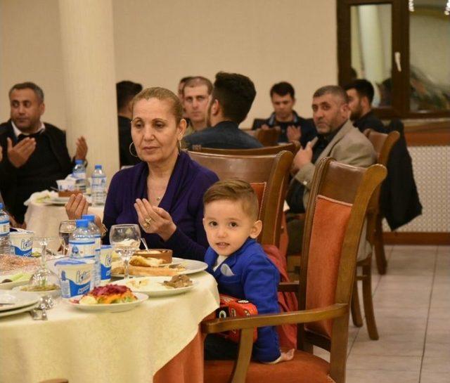 Vali Elban Şehit Aileleri Ve Gazilerle İftar Yaptı