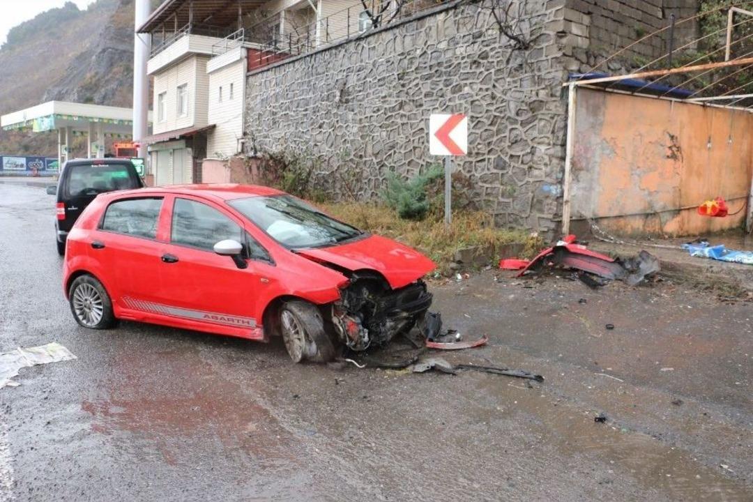 Virajı Alamayan Otomobil Yol Kenarındaki Duvara &Ccedil;arptı: 3 Yaralı