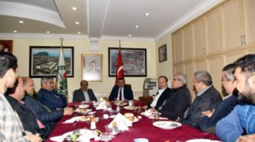 Başkan Y&uuml;cel, Hal Derneği Y&ouml;netimiyle Bir Araya Geldi