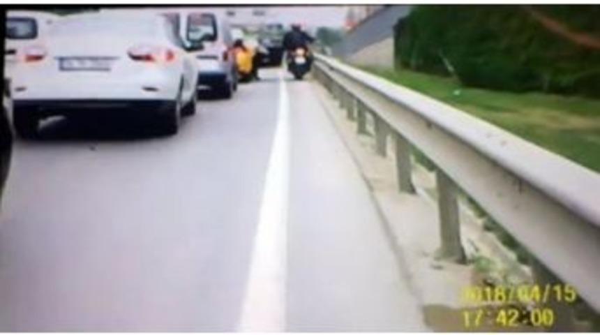 (özel Haber) E-5’te Taksinin Kapısını Açtı, Motosikletli Ölümden Döndü