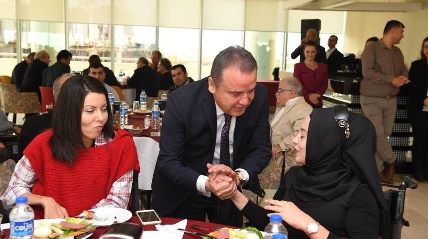 Başkan Böcek, Engelli Dernekleri Üyeleriyle Buluştu