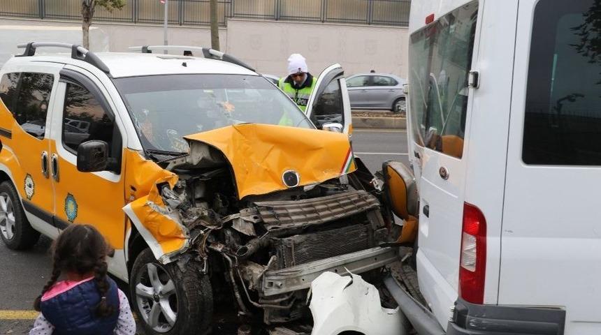 Diyarbakır’da Sivil Askeri Araç İle Ticari Taksi Çarpıştı: 2 Yaralı