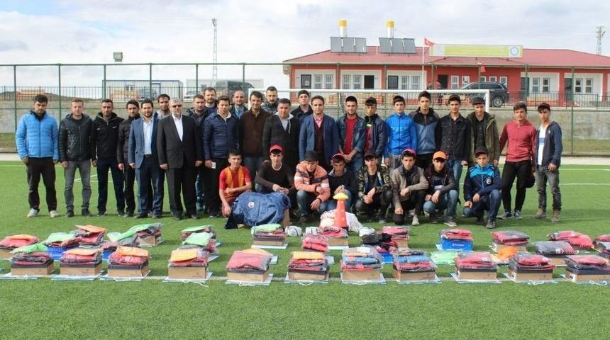 Çaldıran Belediyesinde Sporculara Malzeme Yardımı