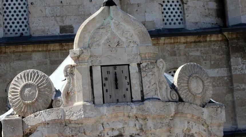 Tarihi Şadırvan Saatine Kavuştu