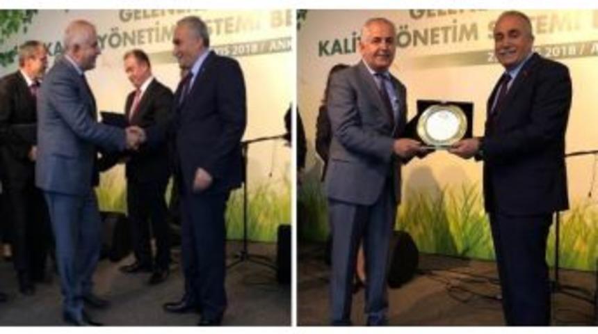 Bakan Fakıbaba&rsquo;dan Vanlı M&uuml;d&uuml;re Teşekk&uuml;r Plaketi