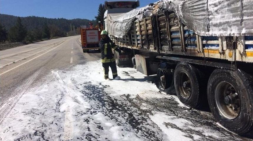 Seyir Halindeki Tırın Arka Tekerleri Alev Aldı