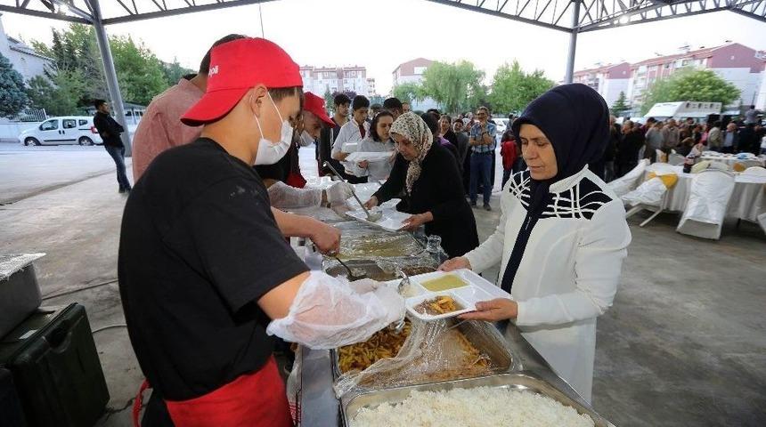 Yaşar, Yenimahallelileri İftarlarda Ağırlıyor