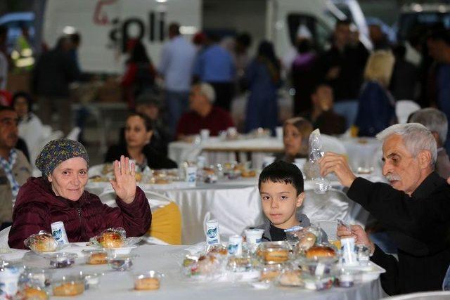 Yaşar, Yenimahallelileri İftarlarda Ağırlıyor