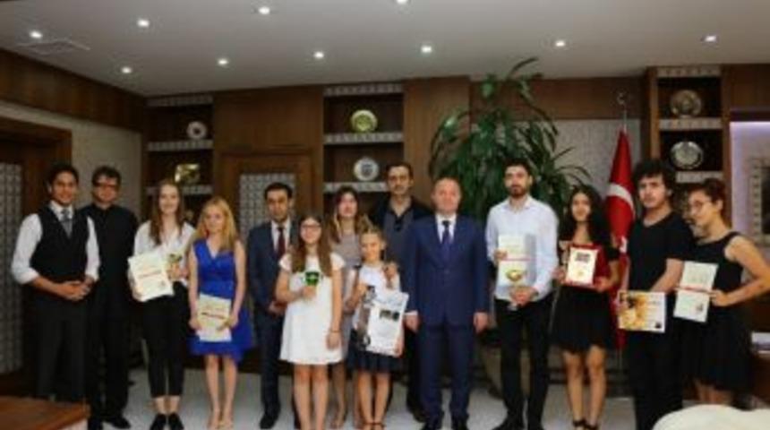 Rekt&ouml;r &Uuml;nal, &Ouml;d&uuml;ll&uuml; Sanat&ccedil;ıları Ağırladı