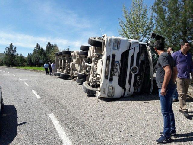 Siirt’te Virajı Alamayan Kamyon Devrildi