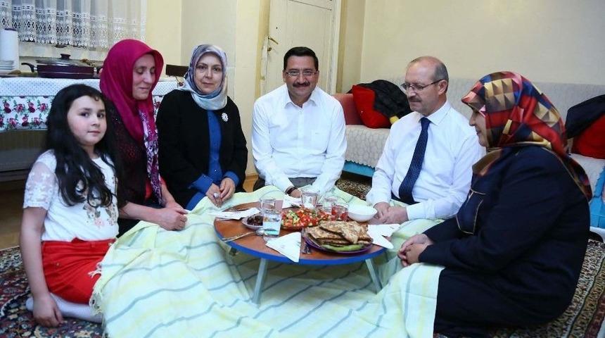 Yer Sofrasında Çat Kapı İftar