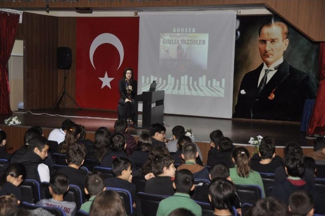 İtalyan Piyanist Piyona Resitali İle Barış Mesajları Verdi