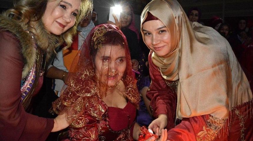 Aksaray’da Engelli Genç Kızlara Özel Kına Gecesi