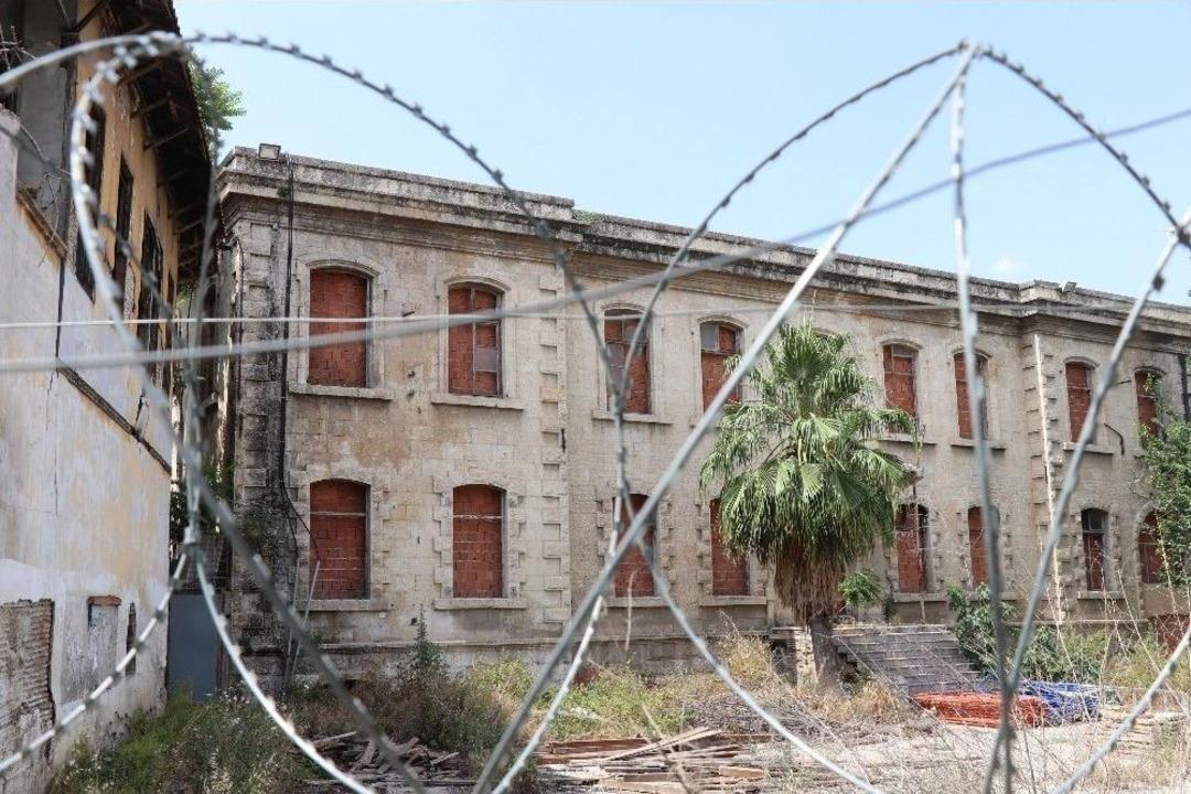 Tarihi Emniyet Binasını Restore Etmek Yerine Pencerelerine Tuğla &Ouml;rd&uuml;ler