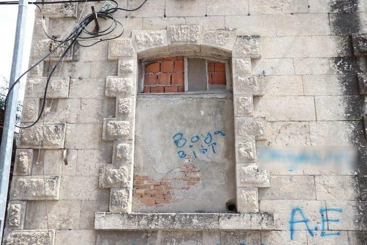 Tarihi Emniyet Binasını Restore Etmek Yerine Pencerelerine Tuğla Ördüler G3