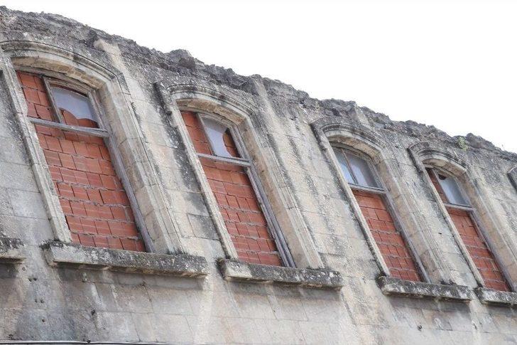 Tarihi Emniyet Binasını Restore Etmek Yerine Pencerelerine Tuğla Ördüler G5