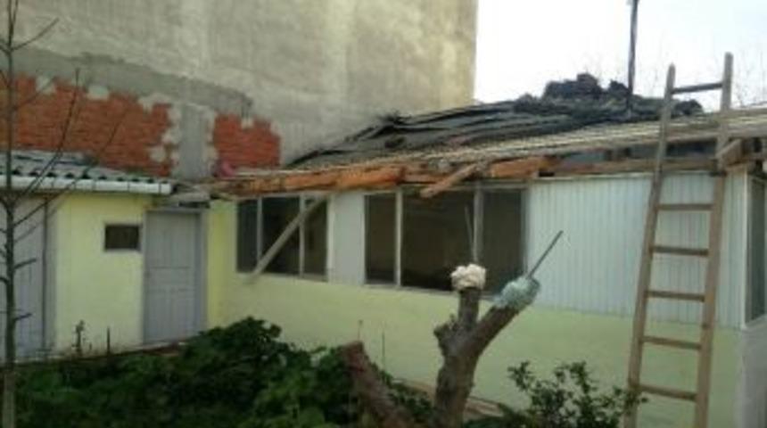 &Ccedil;atıdan D&uuml;şen Yaşlı Adam Yaralandı