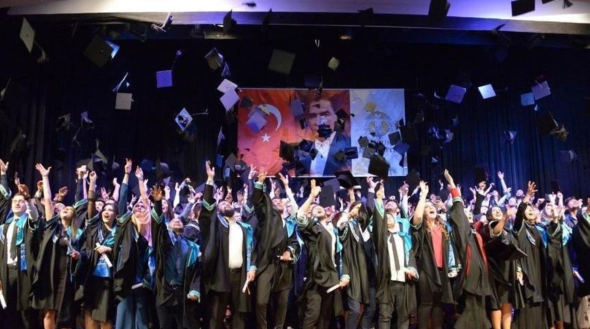 S&uuml; Sosyal Bilimler Myo&rsquo;da Mezuniyet Coşkusu