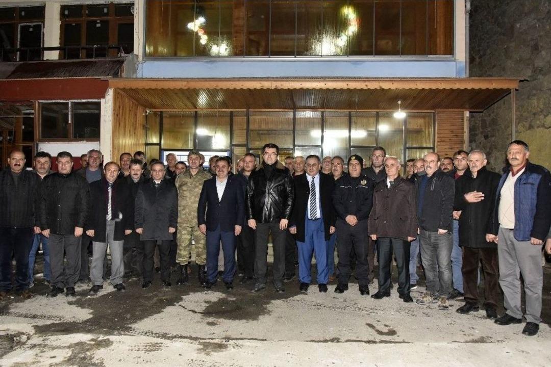 Vali Memiş&rsquo;ten 2 Bin 50 Metrede Asfalt Emek&ccedil;ilerine Yemek