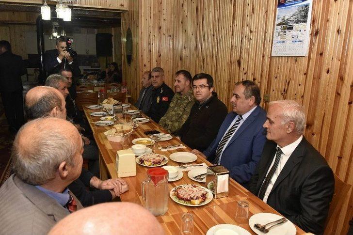 Vali Memiş’ten 2 Bin 50 Metrede Asfalt Emekçilerine Yemek G2