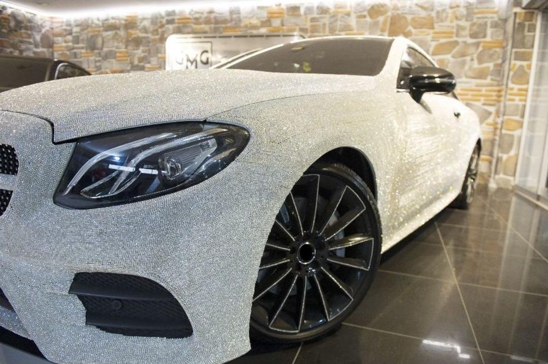 L&uuml;ks Aracını Swarovski Taşla Kapladı