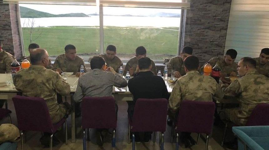 Kaymakam Koç, İftar Yemeğinde Mehmetçikle Bir Araya Geldi