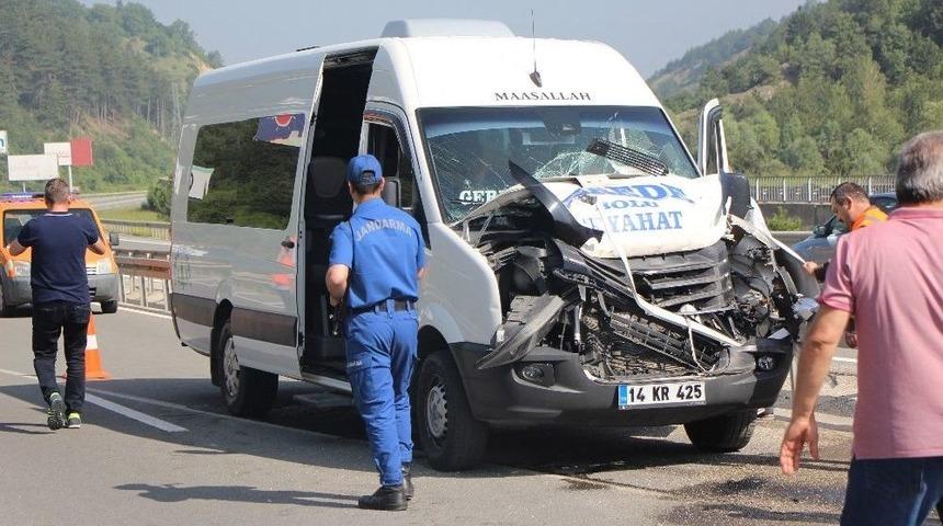 Memurları Taşıyan Minib&uuml;s, İş Makinesine &Ccedil;arptı: 10 Yaralı