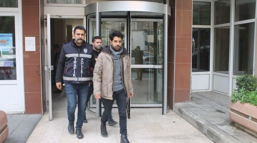 Trafikte Ter&ouml;r Estiren Motosikletli Maganda Yakalandı