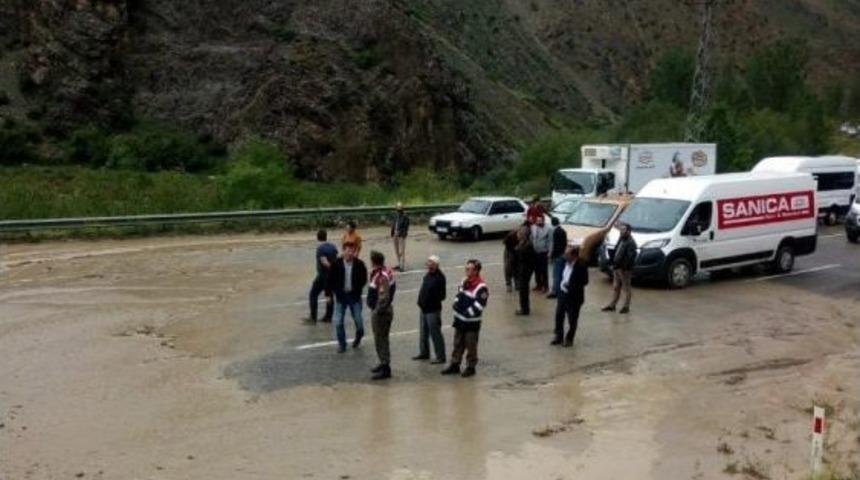 Sel Tortum-artvin Karayolunu Trafiğe Kapattı