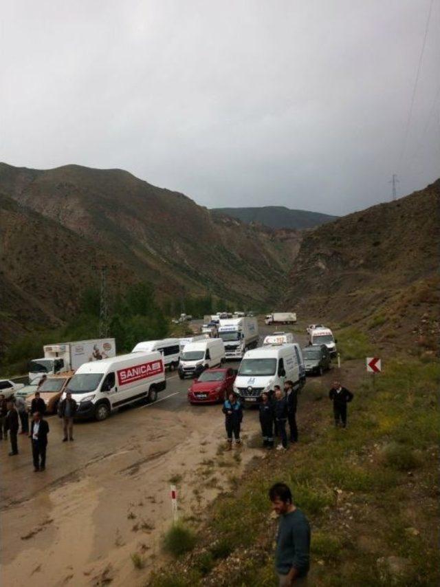 Sel Tortum-artvin Karayolunu Trafiğe Kapattı