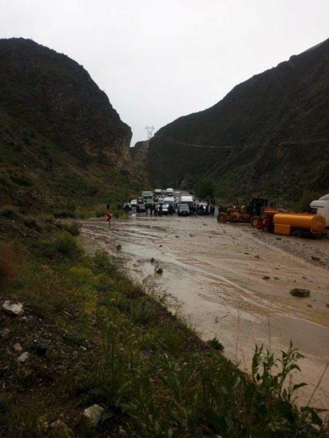 Sel Tortum-artvin Karayolunu Trafiğe Kapattı