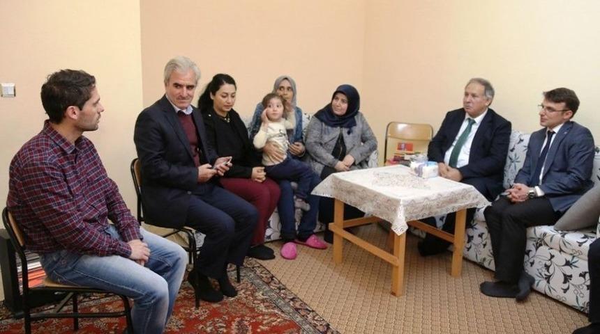 Suriye’den Gelerek Artvin’e Sığınan Ailelere Vali Doğanay’dan Ziyaret