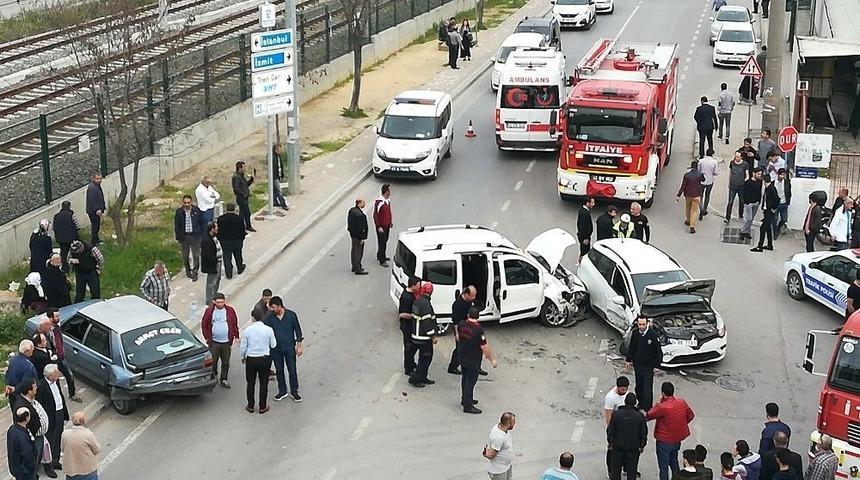 Kocaeli&rsquo;de 3 Ara&ccedil;lı Kaza: 7 Yaralı