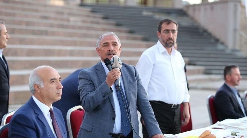 Başkan &Ouml;zkan İftarda &Uuml;niversite &Ouml;ğrencileri İle Bir Araya Geldi